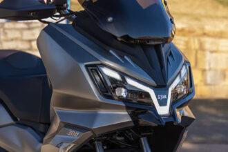 Dafra lança SYM ADXTG 300: scooter aventureira por R$32.990
