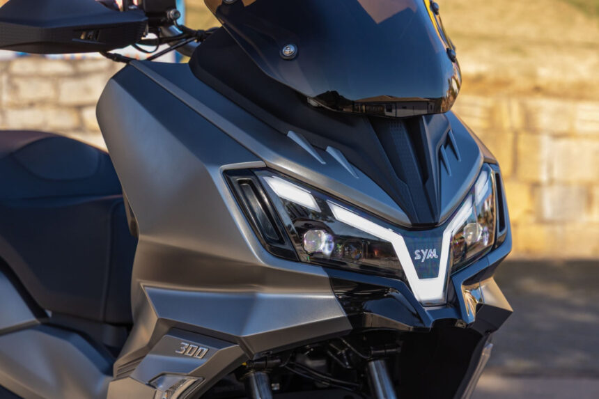 Dafra lança SYM ADXTG 300: scooter aventureira por R$32.990