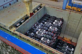 Exportações de carros chineses disparam e provocam falta de navios