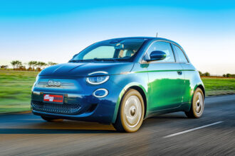 Fiat mantém 500e encalhado no Brasil com unidades de 2022