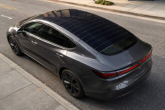 Fuyao anuncia teto solar de vidro com células solares pronto para produção