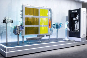 Geely desenvolve plataforma 1.000V para acelerar recarga de elétricos