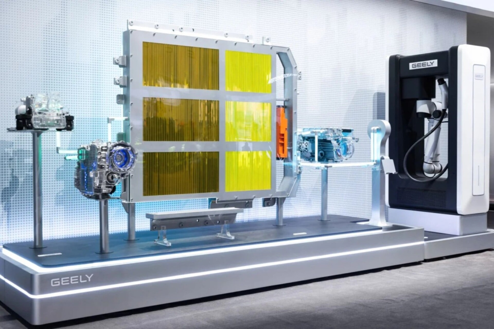 Geely desenvolve plataforma 1.000V para acelerar recarga de elétricos