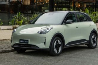 Geely EX2 Max chega ao Brasil com produção na Renault do Paraná em 2026