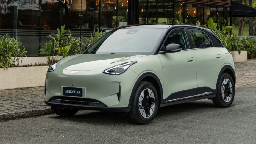 Geely EX2 Max chega ao Brasil com produção na Renault do Paraná em 2026