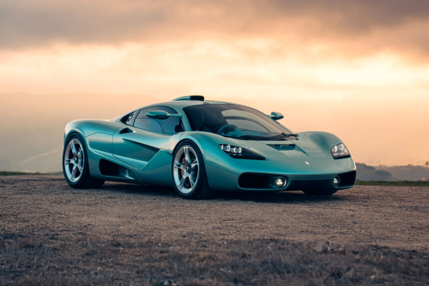 Gordon Murray S1 chega às ruas com volante central e V12