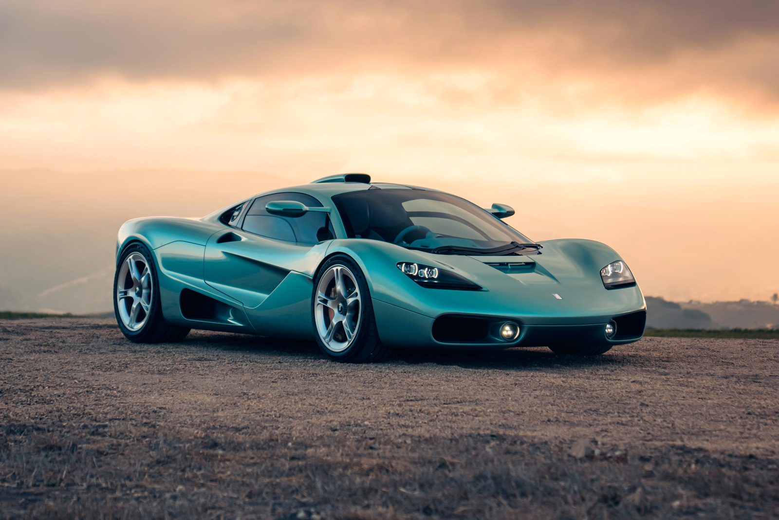 Gordon Murray S1 chega às ruas com volante central e V12