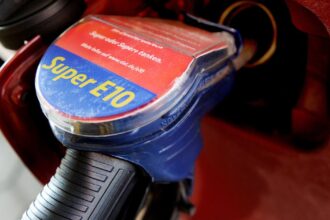 Governo aprova E32: saiba como mudança afeta motoristas e postos