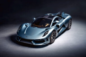Hennessey Blackbird desafia a era elétrica com V8 de 862 cv e câmbio manual