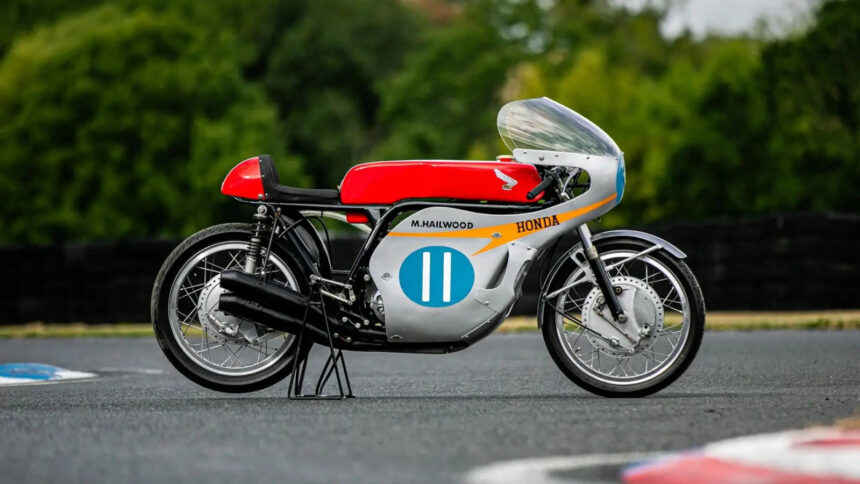 Honda RC173 de Mike Hailwood vai a leilão com lance previsto de até R$6,6 mi