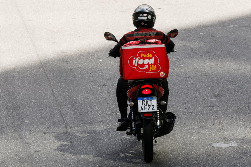 iFood e Caixa lançam crédito de até R$30 mil para entregadores