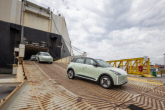 Importações disparam e lotam pátios com carros importados