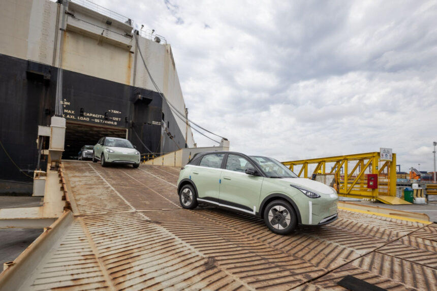 Importações disparam e lotam pátios com carros importados
