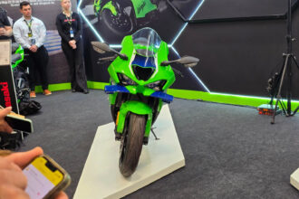 Kawasaki lança KLX 230 no Festival Interlagos com versão para trilhas