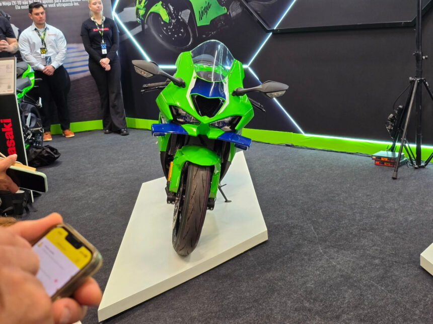 Kawasaki lança KLX 230 no Festival Interlagos com versão para trilhas