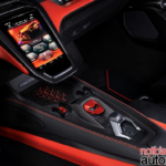 Lamborghini mantém ritual e liga motor com clássico botão vermelho