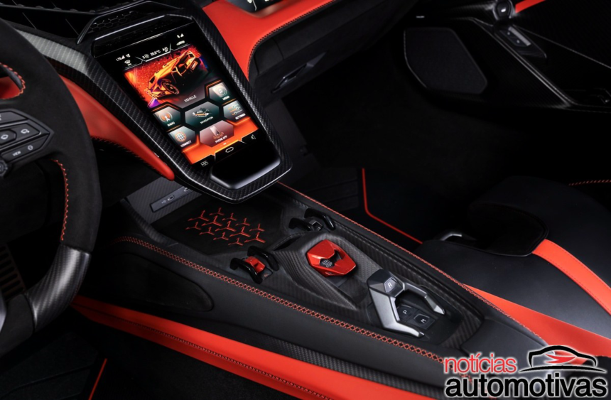 Lamborghini mantém ritual e liga motor com clássico botão vermelho