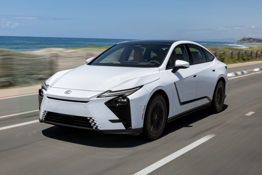 Lexus inicia pré-venda do ES 350h no Brasil por R$ 399.990