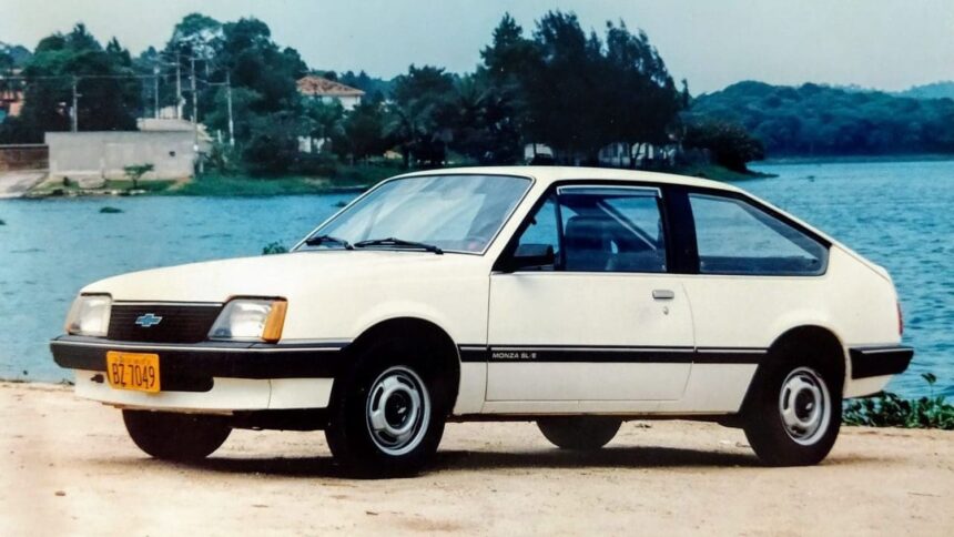 Monza Hatch 1.6: motor fraco freou o sucesso do hatch da GM