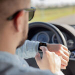 Motorista pode ser multado por usar smartwatch ao dirigir?