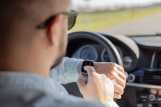 Motorista pode ser multado por usar smartwatch ao dirigir?