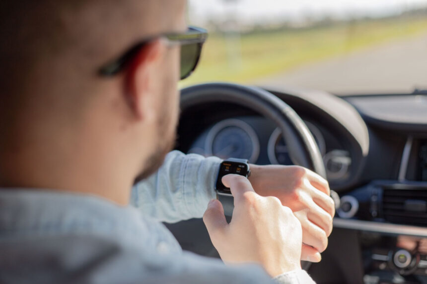 Motorista pode ser multado por usar smartwatch ao dirigir?