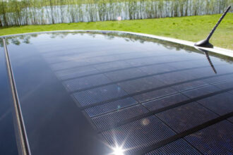 Por que painéis solares não substituem a recarga de carros elétricos