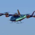 Protótipo eVTOL da Embraer realiza primeira transição com sucesso