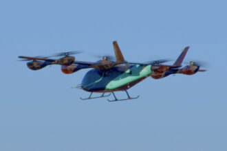 Protótipo eVTOL da Embraer realiza primeira transição com sucesso