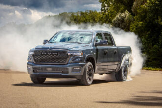 Ram traz motor V8 Hemi 5.7 de volta ao Brasil em 2027
