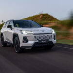 RAV4 XSE PHEV chega ao Brasil por R$ 399.990 e desafia BYD