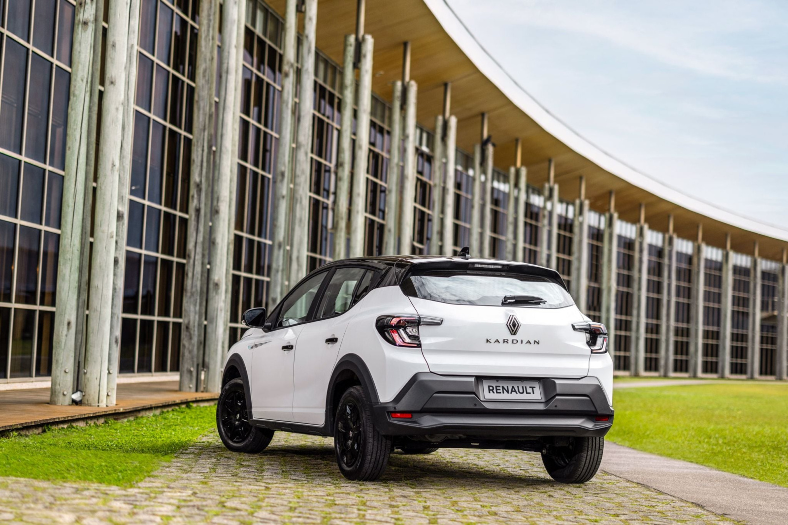 Renault lança Kardian Vibe 2027: 125 cv, mais leve e consumo até 15,3 km/l