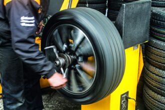Saiba escolher: balanceamento de pneus na máquina ou no carro