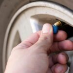 Saiba por que a tampinha da válvula protege o pneu sem gerar multa