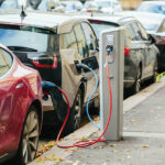 Seguro para carro elétrico cai e se aproxima do valor dos modelos a combustão