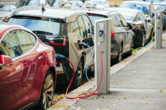 Seguro para carro elétrico cai e se aproxima do valor dos modelos a combustão