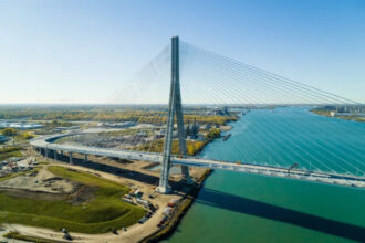 Stellantis impede caminhões de cruzar nova Ponte Gordie Howe