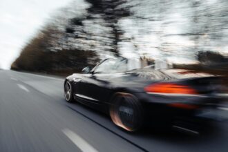 UE propõe limitador automático que reduz velocidade de carros