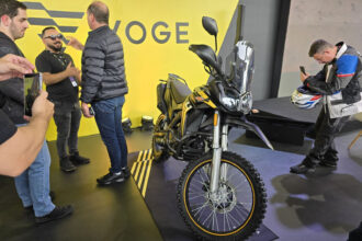 Voge confirma 300 Rally e mira mercado brasileiro com lançamento em 2027