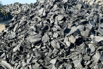 20 mil pneus triturados reduziram à metade penetração de gelo em estrada