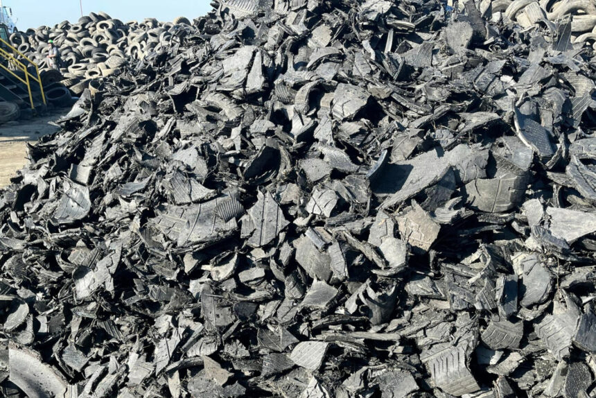 20 mil pneus triturados reduziram à metade penetração de gelo em estrada
