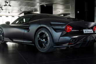 Alfa apresenta 33 Stradale Perla Nera: unidade única feita com colecionador