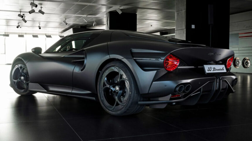 Alfa apresenta 33 Stradale Perla Nera: unidade única feita com colecionador