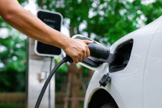 Aneel propõe controle remoto de carros elétricos e baterias na rede