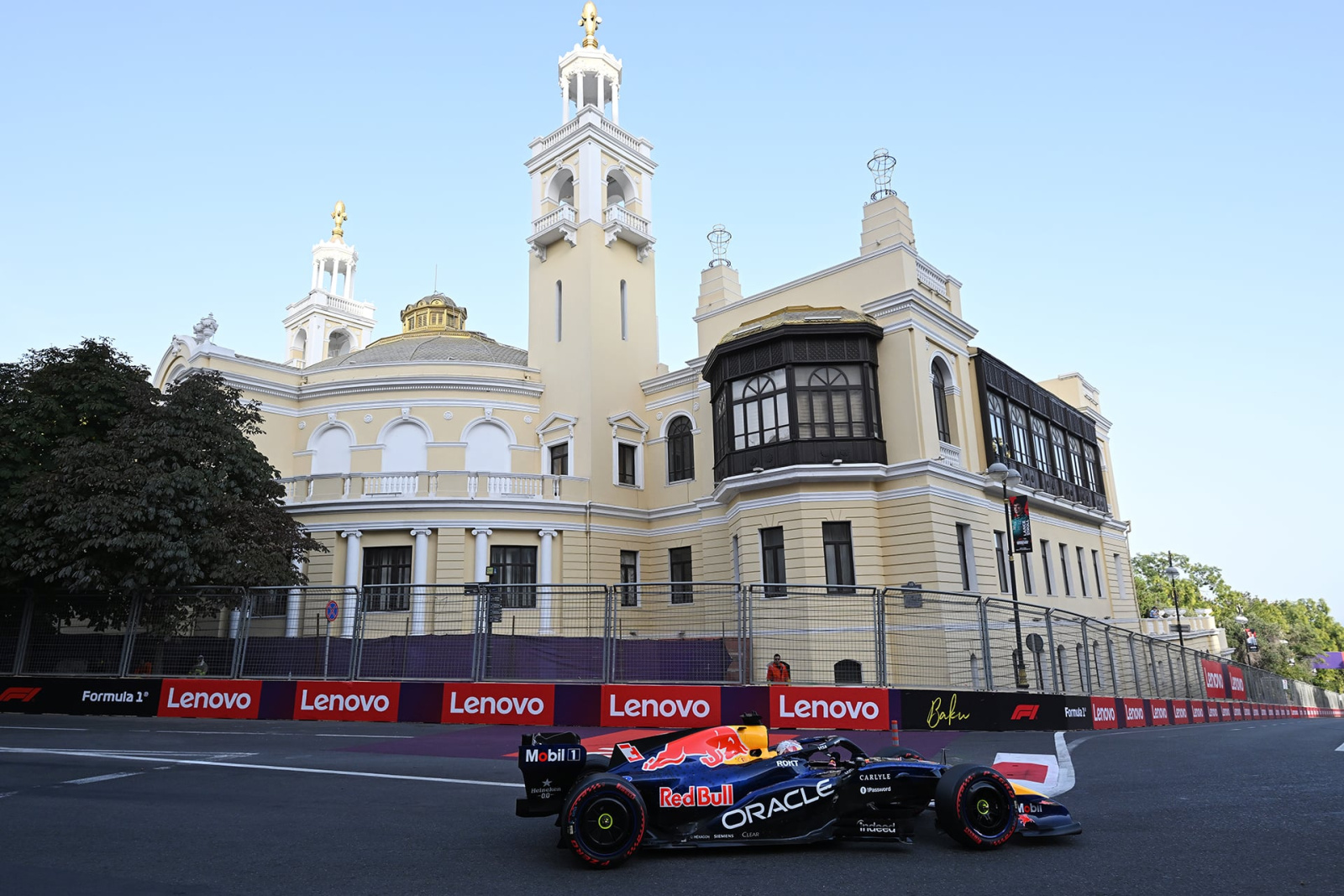 Baku recebe GP do Azerbaijão neste sábado; largada às 8h (Brasília)