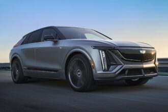 Cadillac inicia pré-venda no Brasil de SUVs elétricos Lyriq e Vistiq