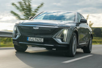 Cadillac inicia vendas no Brasil com SUVs elétricos Lyriq e Vistiq