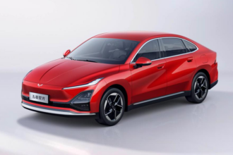 Chevrolet prepara sedã eletrificado chinês para o mercado sul-americano