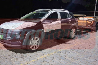 Chevrolet Sonic 2028 é flagrado com híbrido 48V mais potente que Avenger