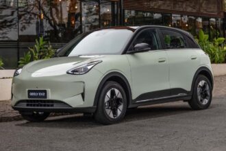 China aponta irregularidades em 7 modelos; Geely EX2 e BYD Qin L na lista